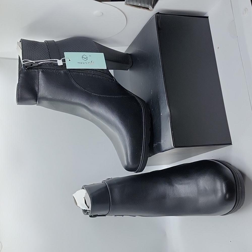 I'm selling women's Mysoft zipper ankle booties w/chunky heel and buckle.